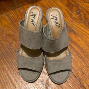 Womens size 9M y.not? tan colored double band slip on open toe heeled shoes